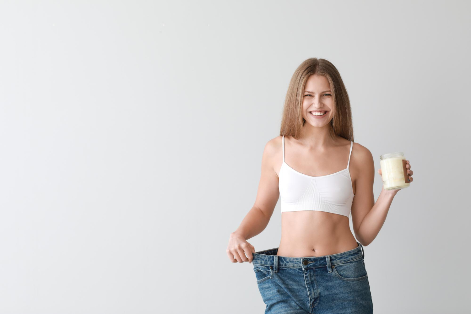 Egy boldog nő, aki sikeresen lefogyott a BIO-Peptide Tirzepatide segítségével.