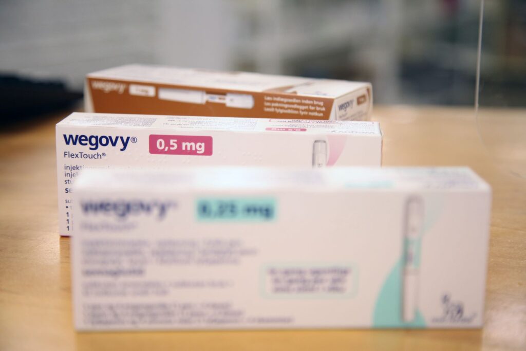 Wegovy injekciós tollak különböző dózisban egy gyógyszertári pulton, modern fogyasztószerek példái