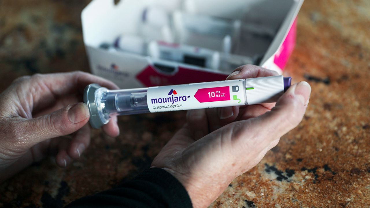 Mounjaro fogyás injekció kézben tartva, 10 mg-os tirzepatid adag